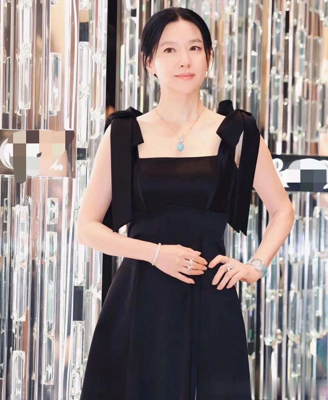 54岁李英爱科技美后大回春！一袭黑色吊带裙+低盘发，高级又大气