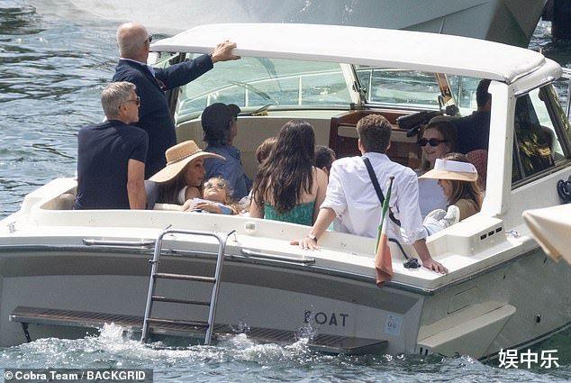 乔治·克鲁尼夫妇科莫湖奢华待客，好莱坞众星游艇赴宴享午餐