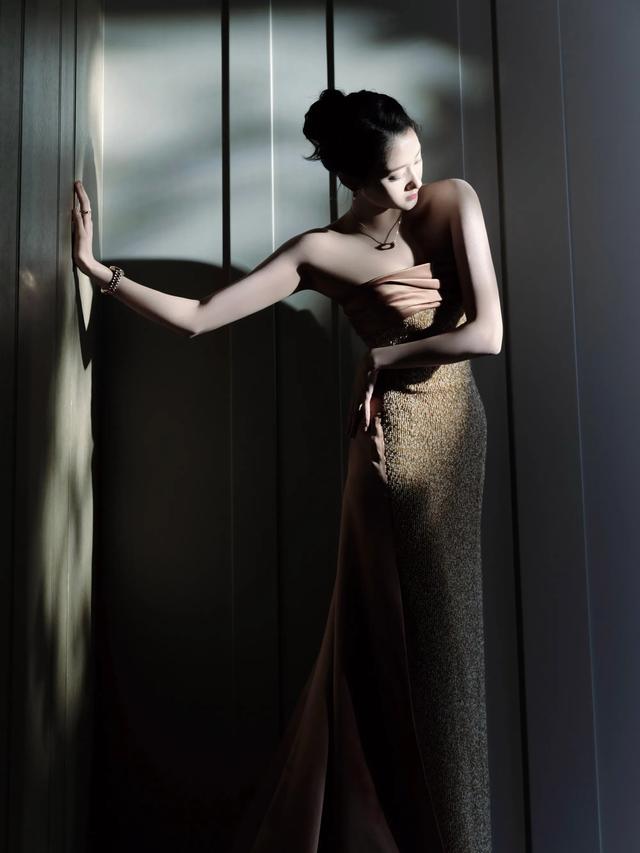 毛晓彤鎏金抹胸礼裙