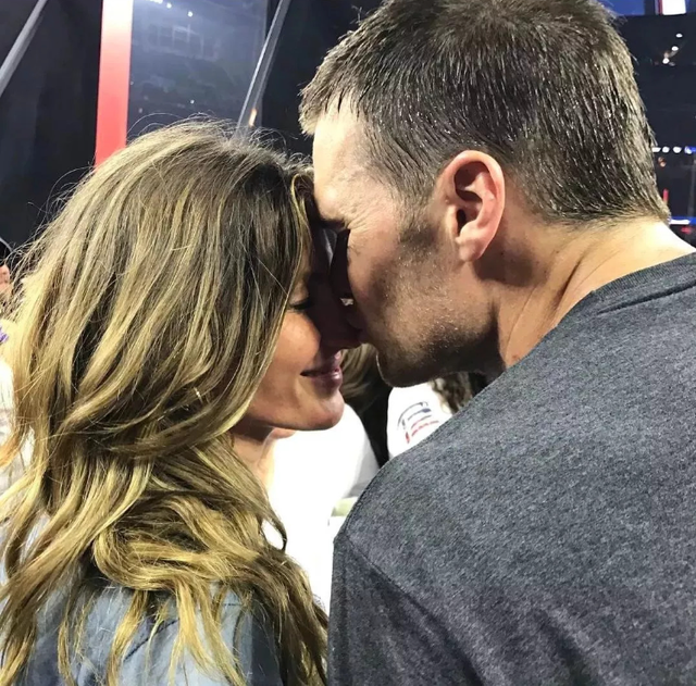 44岁吉娘娘与新欢遛娃：刚满月身材超火辣，男友很帅还有腹肌