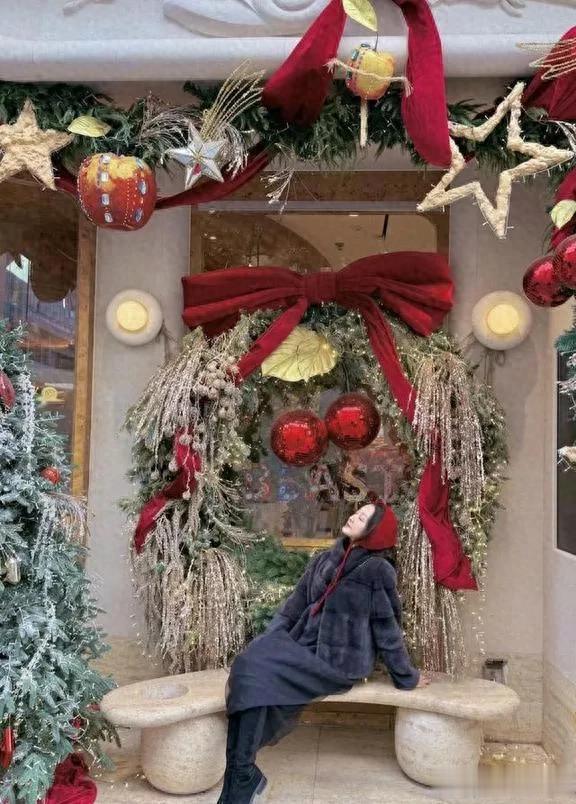 马龙一家现身北京三里屯，龙嫂身着皮草头戴小红帽，漫步街拍留影