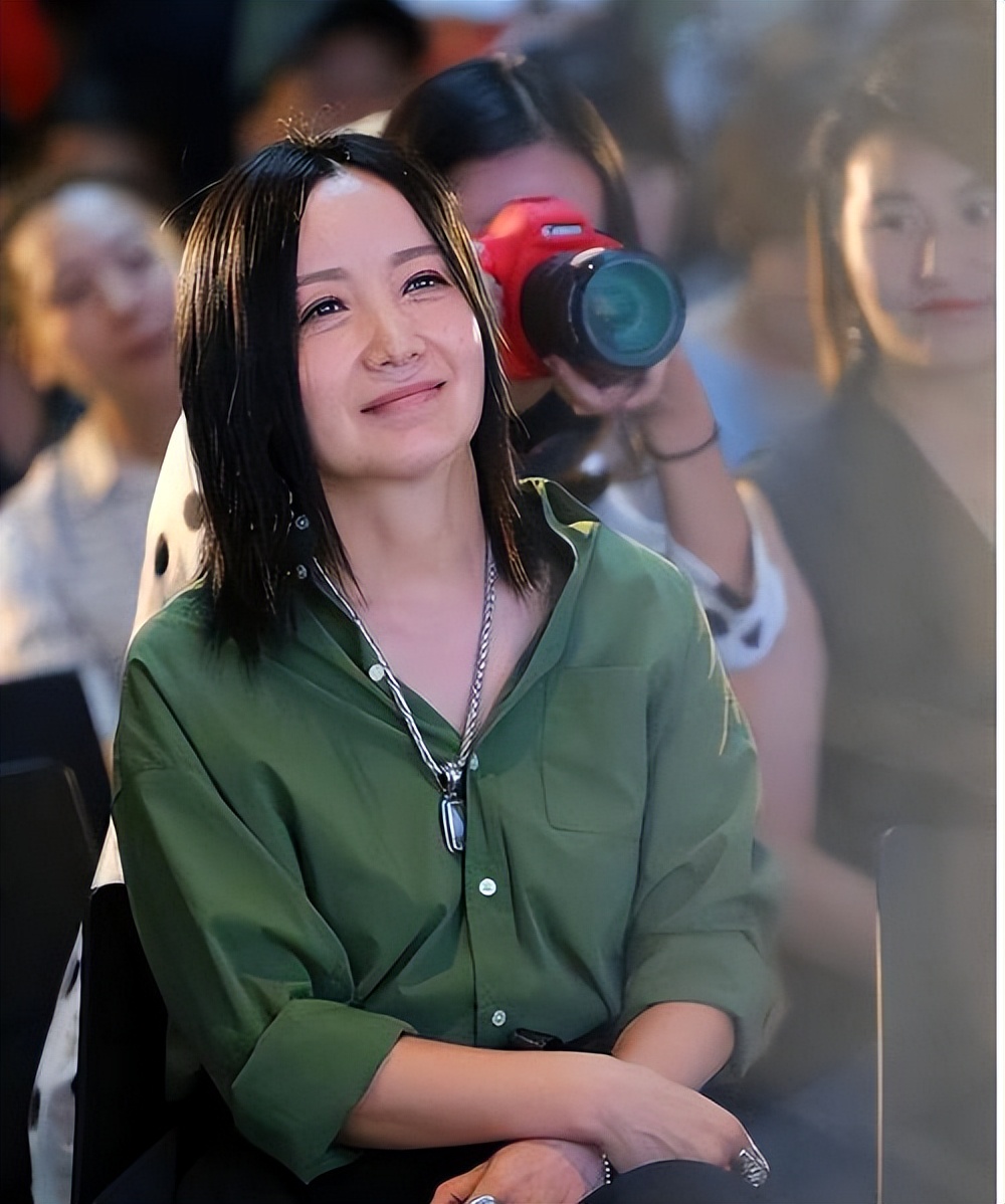 她连上4次春晚，和恩师同居怀孕，被骗流产，如今51岁依然单身！