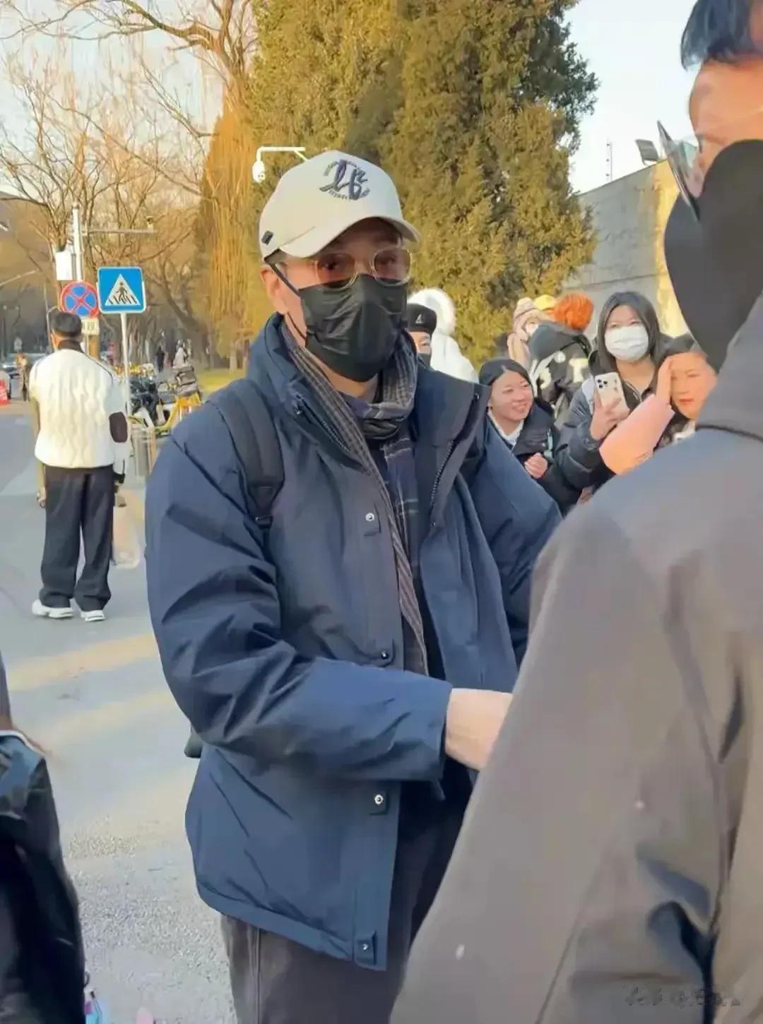 辛柏青现身春晚彩排！神情哀伤瘦了不少，一件羽绒服反复穿很节俭