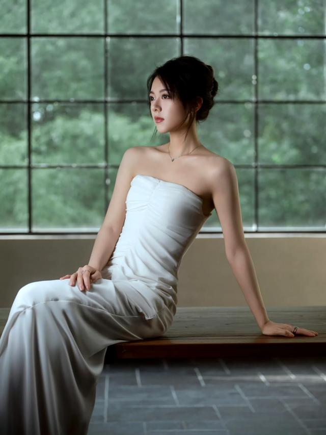 赵今麦纯白抹胸连衣裙,天使一样美