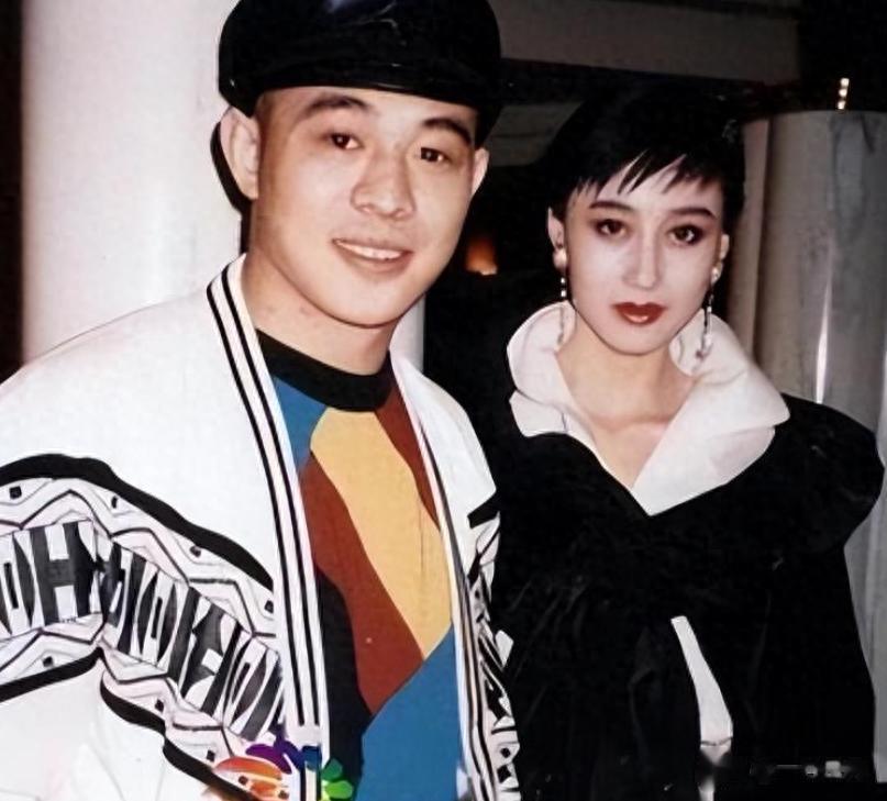 机关算尽太聪明？和李连杰结婚26年的利智，一张照片暴露两人感情