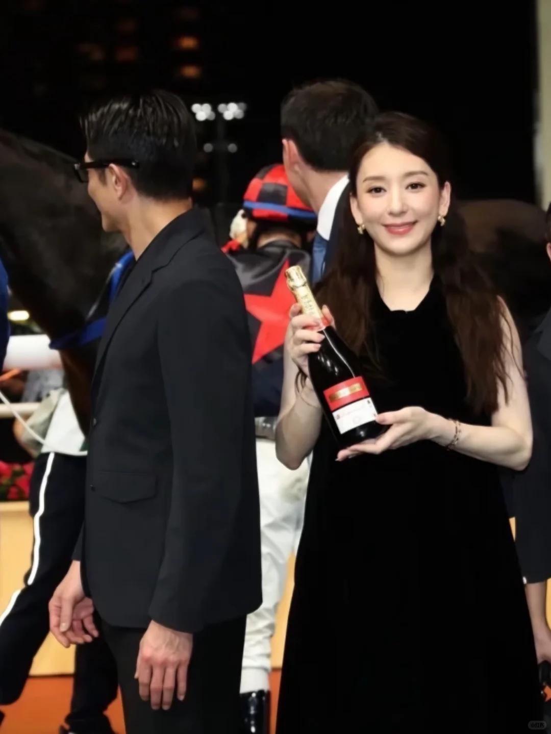 方媛孕晚期和闺蜜逛街！肚大如萝依旧很灵活，女明星帮提包排面足