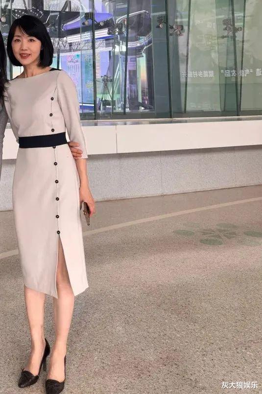 央视气象主持人杨丹被偶遇，本人又白又瘦，一点不像奔五的人