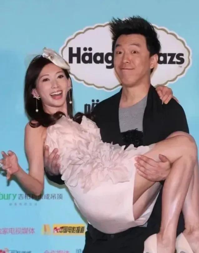 林志玲嫁6年被日化，体态畏缩，膝盖有伤，网友辣评：像被打怕了