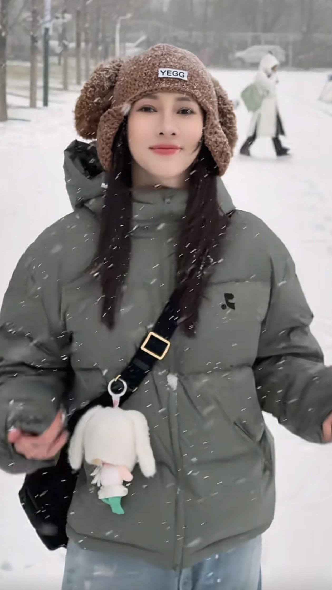 39岁弦子雪天穿搭：棉帽+羽绒服，保暖又时尚，嫩得像29岁