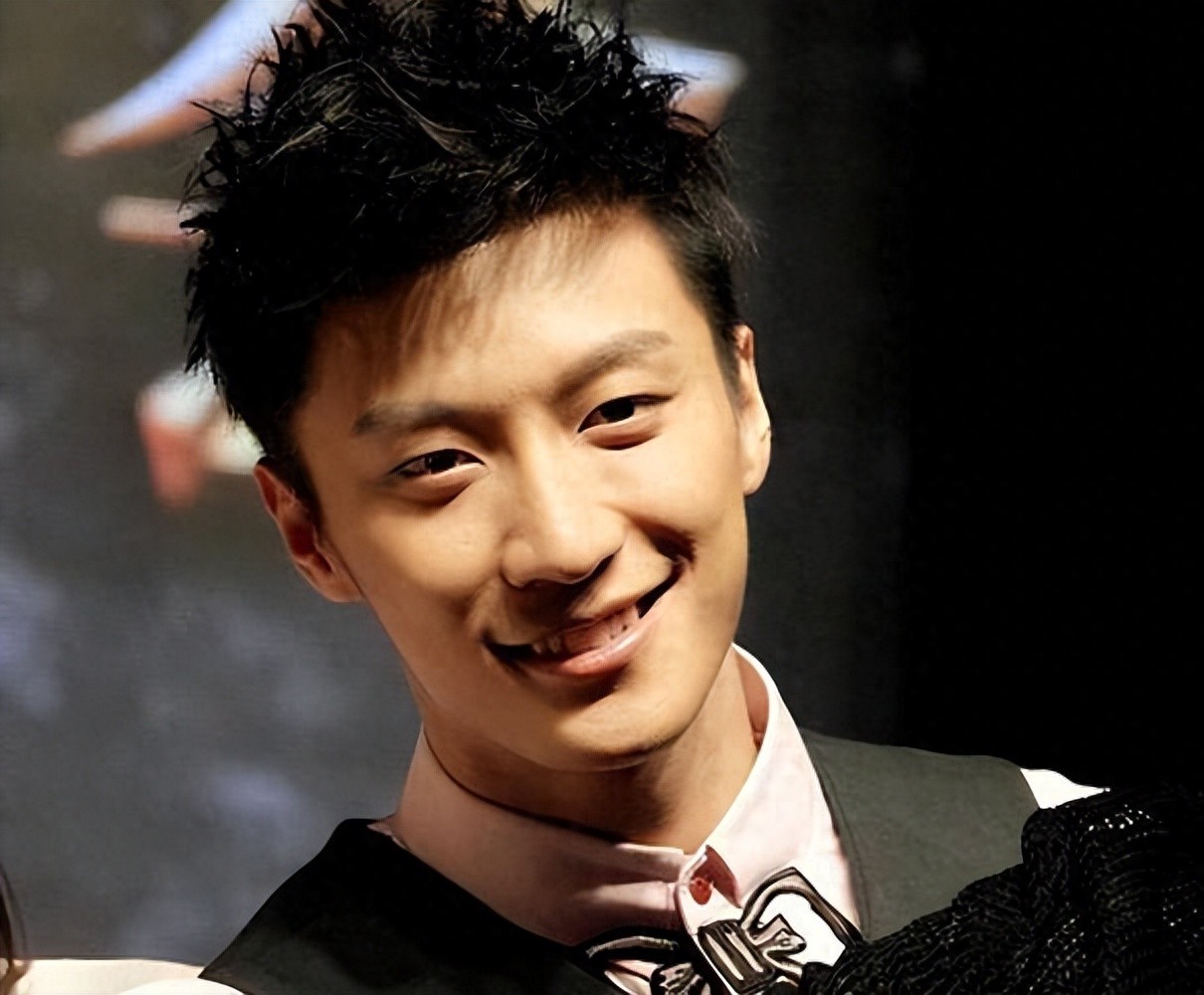 曝乔任梁父亲住院,为了节省硬吃8个死螃蟹,网友:没救了