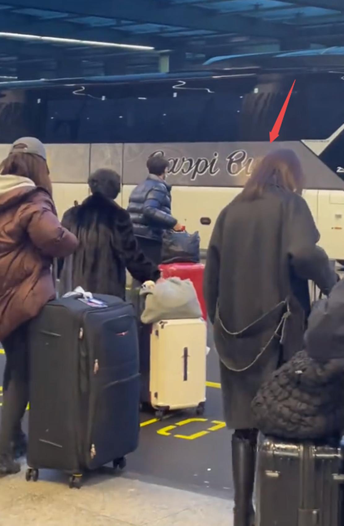 钟汉良带妻子现身米兰,51岁身形很有少年感,老婆出镜与他超般配