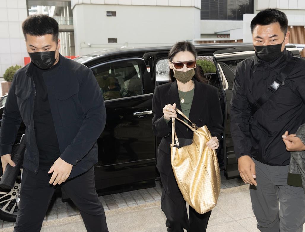 45岁张柏芝现身法庭，四个助理相伴阵仗大，遭前经纪人索赔逾千万