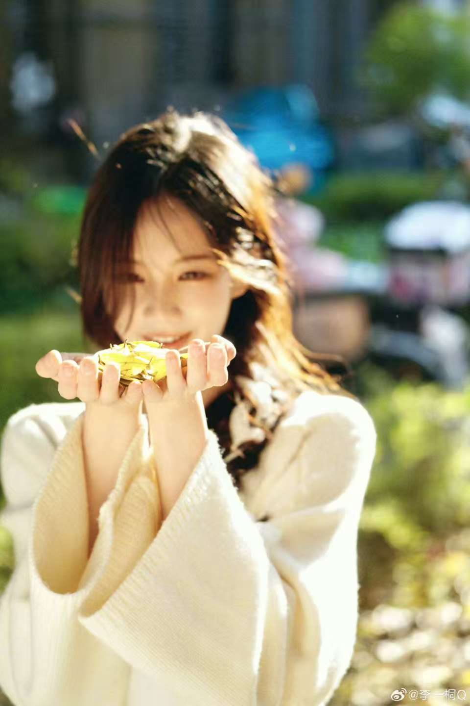 【秋日的温柔，连发梢都沾满了阳光的味道】——李一桐