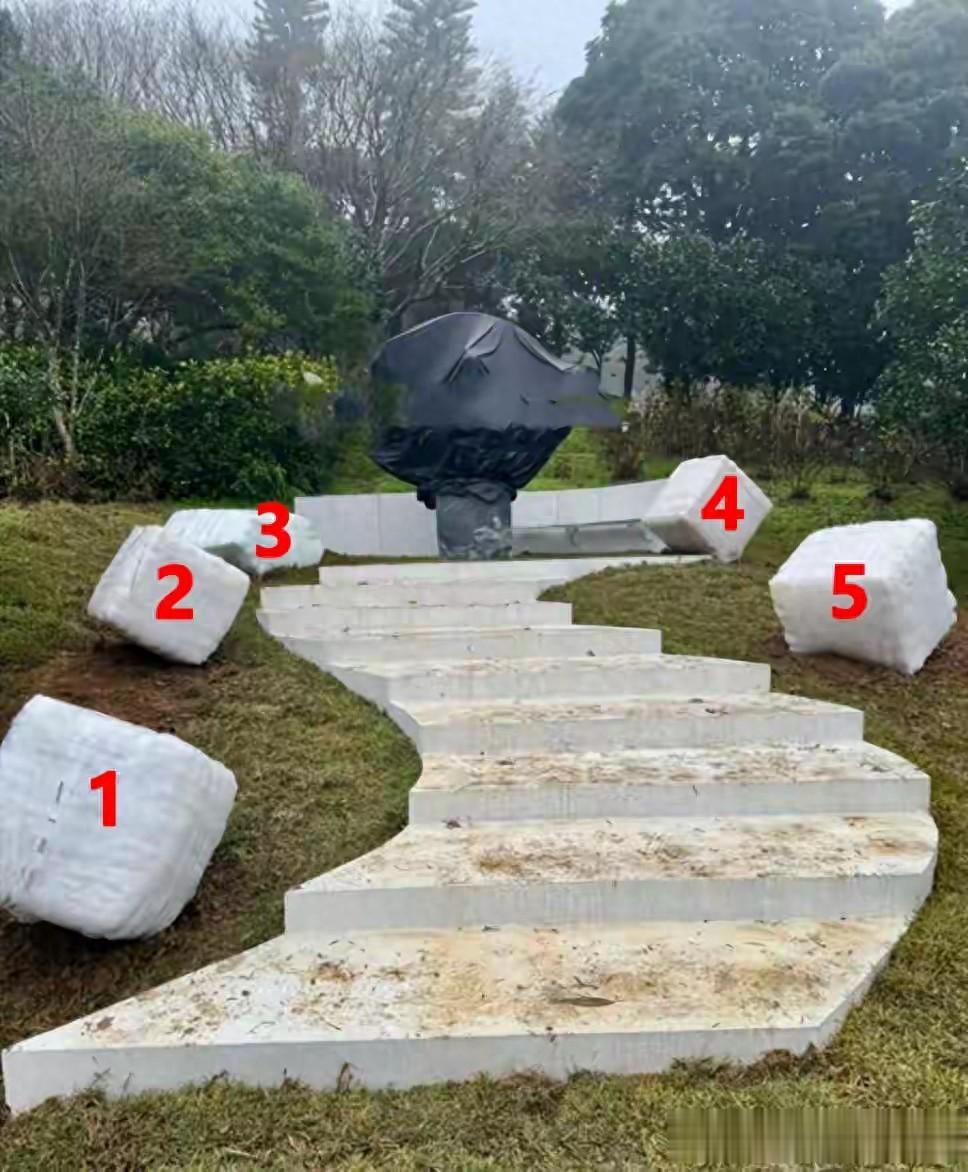 大S离世一周年，两个侄女登上ELLE杂志二月刊，像极刚出道的大小S