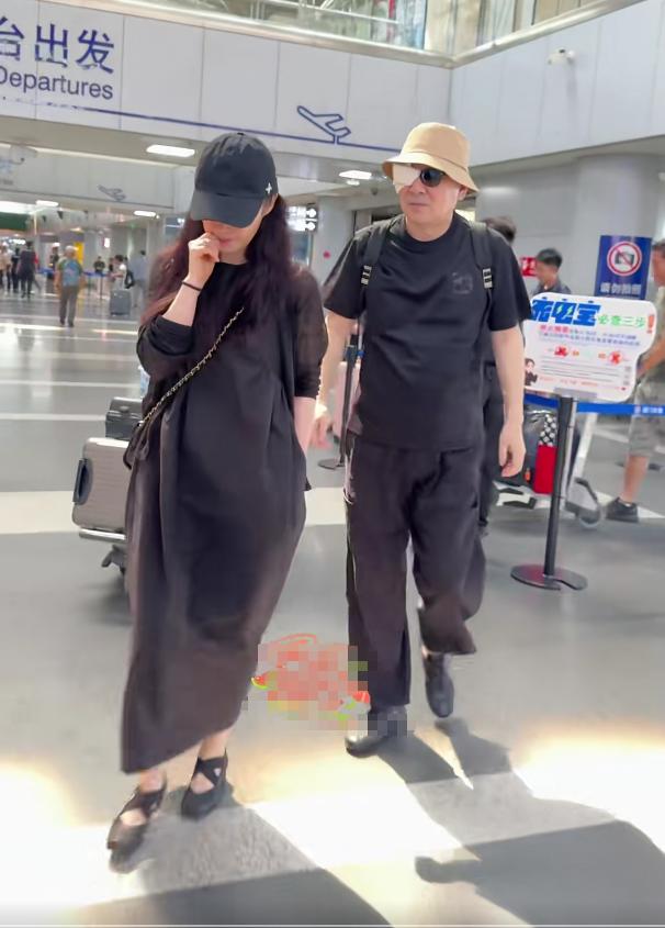 蒋勤勤夫妻机场疑争吵！她低头落泪难掩悲伤，陈建斌眼睛受伤严重