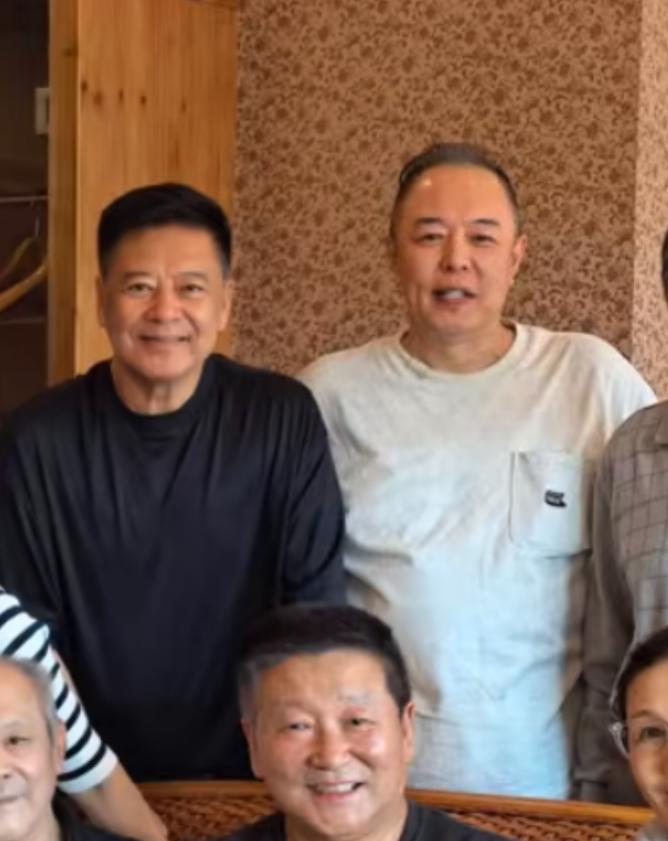 68岁张铁林和68岁张丰毅罕见同框!一个成大肚老爷,一个越老越帅