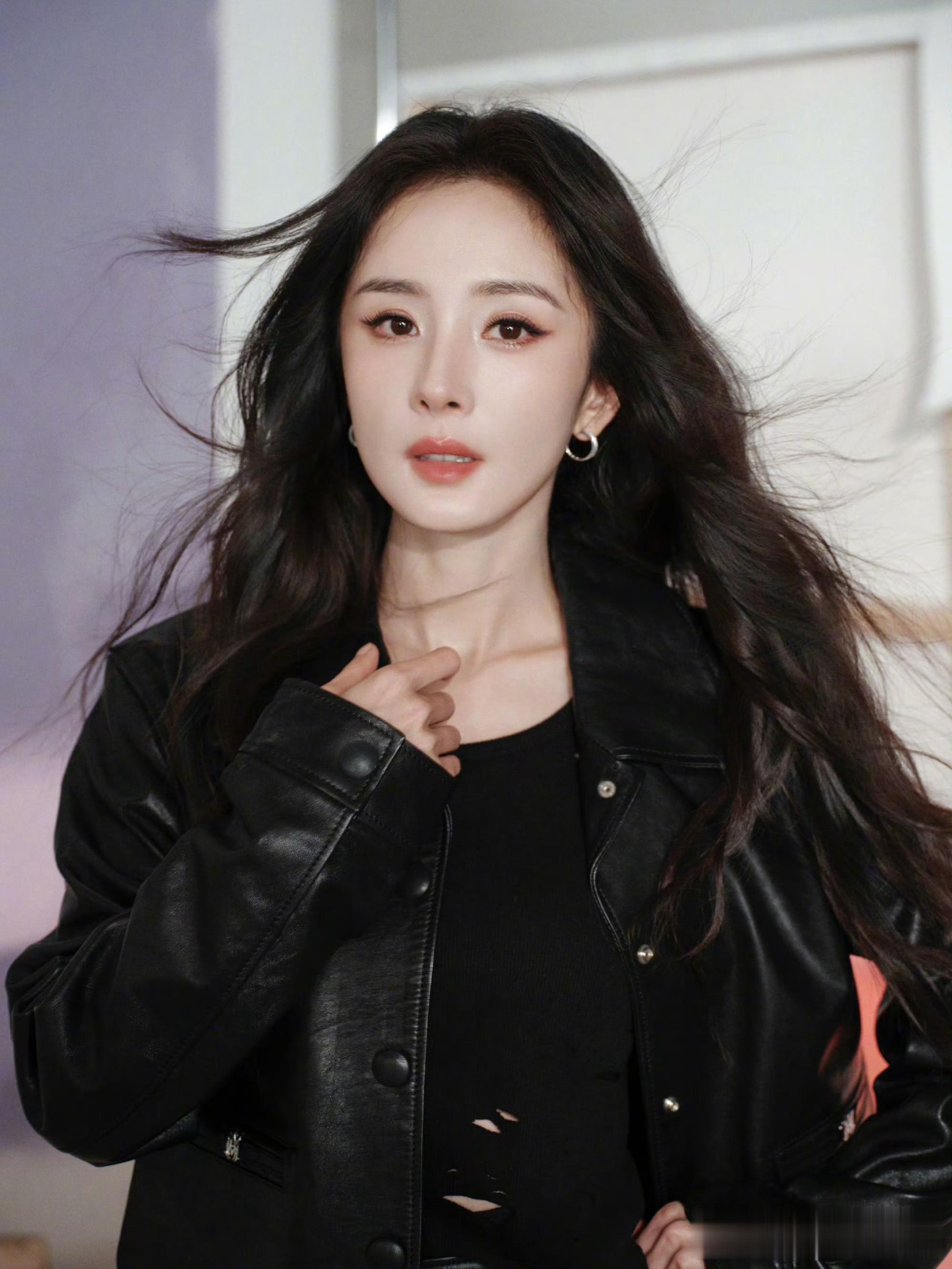 杨幂黑色皮衣套装造型释出，酷飒风格碰撞艺术感，时尚表现力拉满