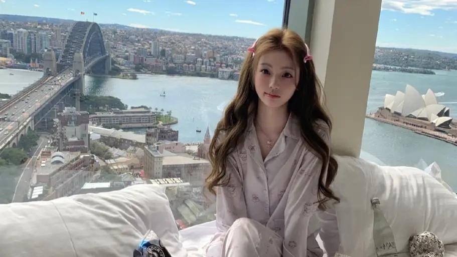 懒懒澳洲海边晒照太大胆，王思聪竟一言不发？网友：画风不对！