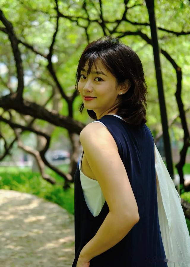 主持人李七月今日分享靓照，一袭白色挂脖裙国色天香，才貌双全！