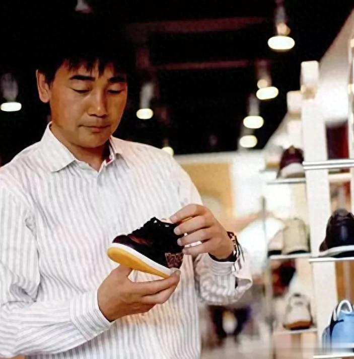 他40岁接手没人要的Kappa，10年后身价300亿，娶小19岁知名女星