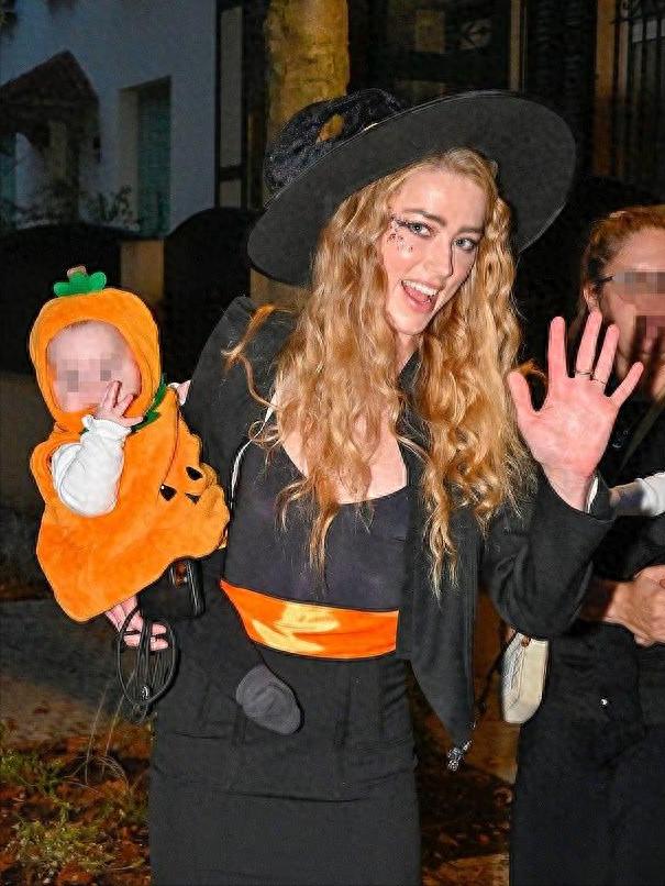 万圣节马德里街拍!Amber带三娃现身,女巫装里藏新生