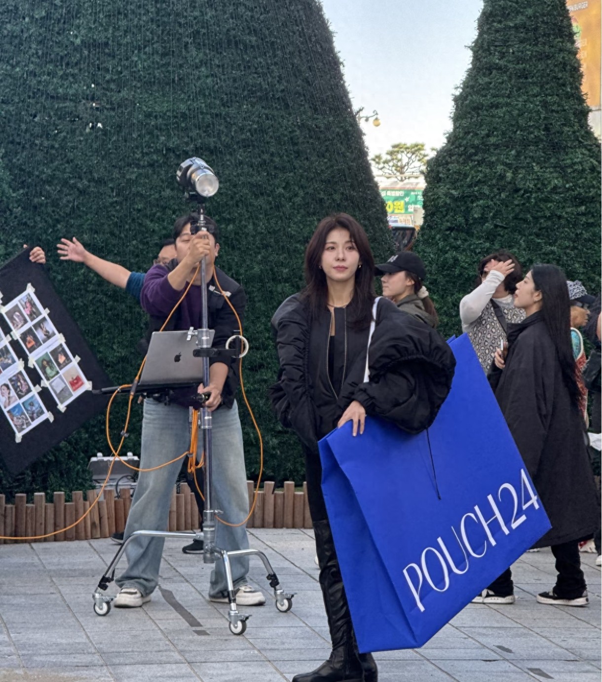 河智苑街头拍摄广告，穿黑色长筒靴筷子腿抢镜，看着更年轻漂亮了