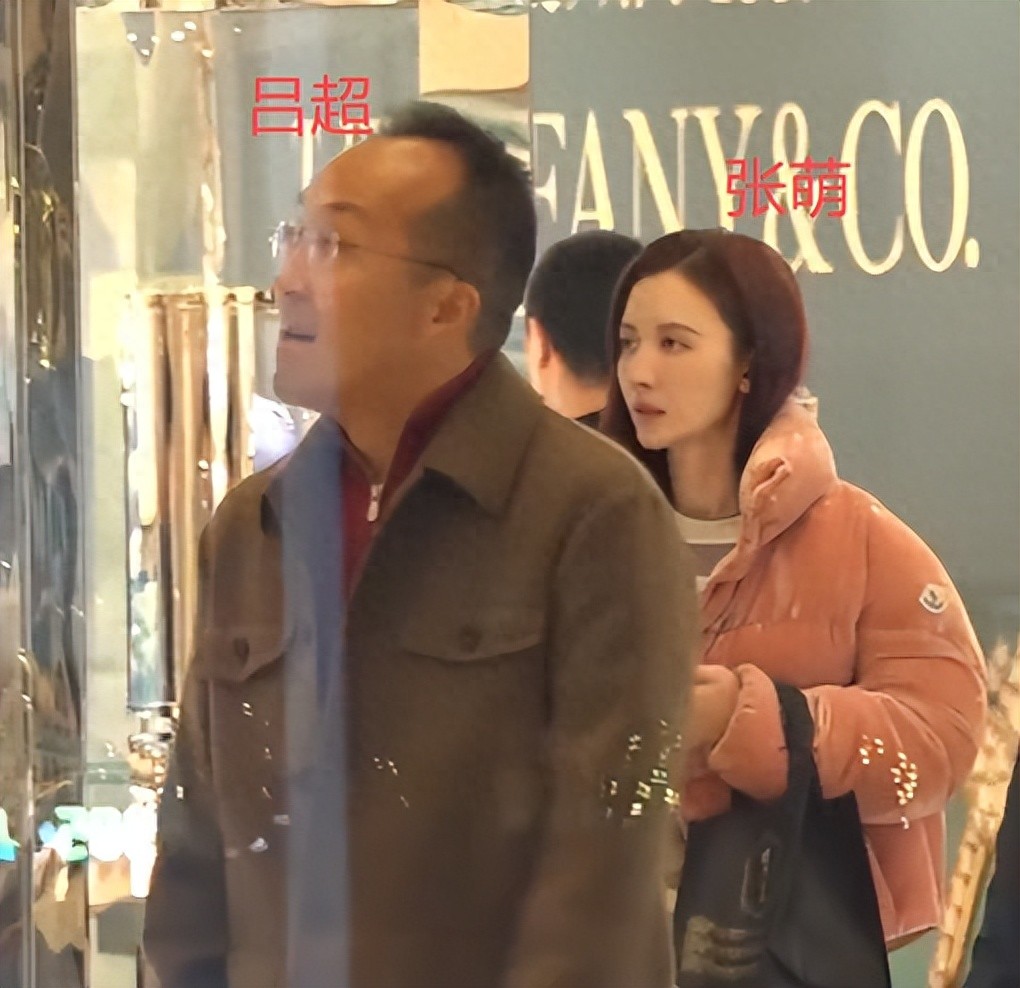 44岁张萌商场主动亲吻50岁老公，情到深处难自控啊，路人表情亮了