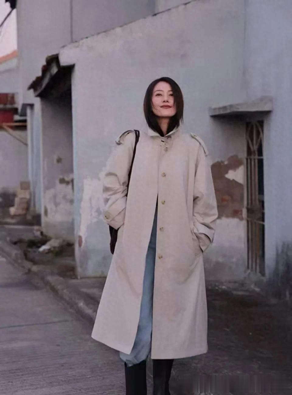 高圆圆不愧是穿搭高手！穿风衣+牛仔裤+骑士靴，洋气又高级！