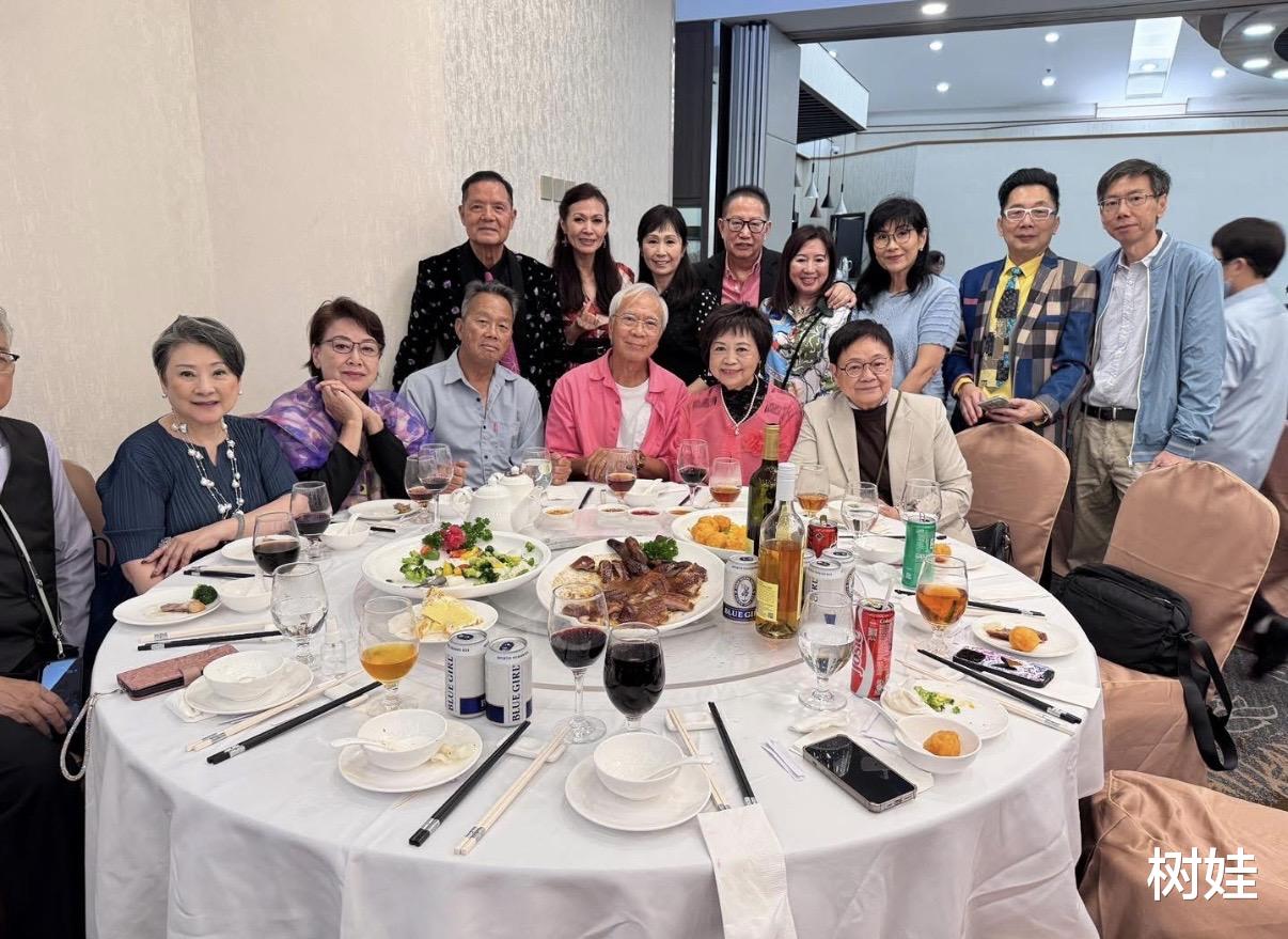 TVB艺人74岁大寿设宴27桌，妻儿陪伴上台切蛋糕，四个儿子来了仨