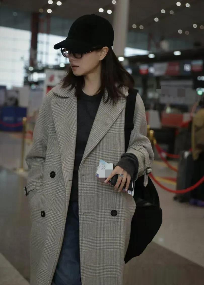 万茜真是穿搭高手！格子大衣内搭灰色针织衫，配牛仔裤好时髦