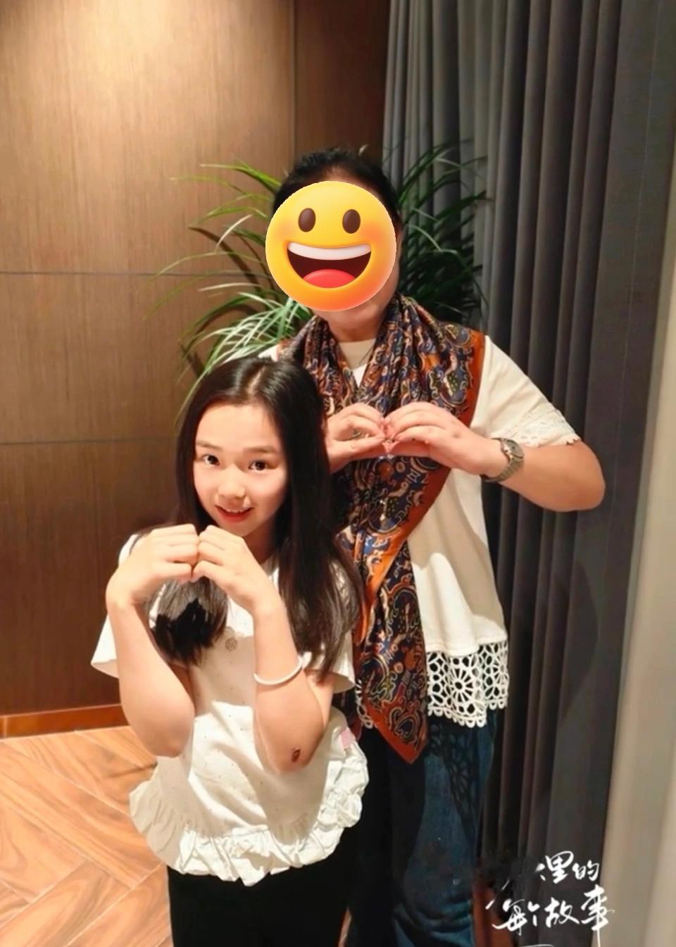 董璇一家三口与友人聚会,张维伊搂抱老婆秀足恩爱,小酒窝超甜美