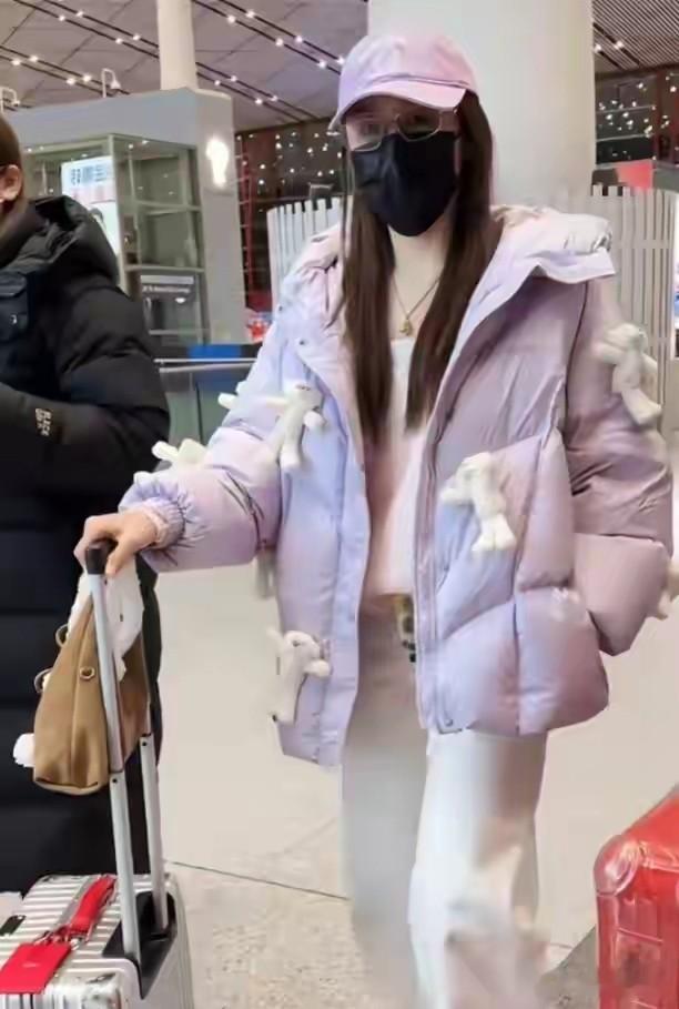 陈梦机场私服太惊艳，简约干净却美到移不开眼，青春感直接拉满