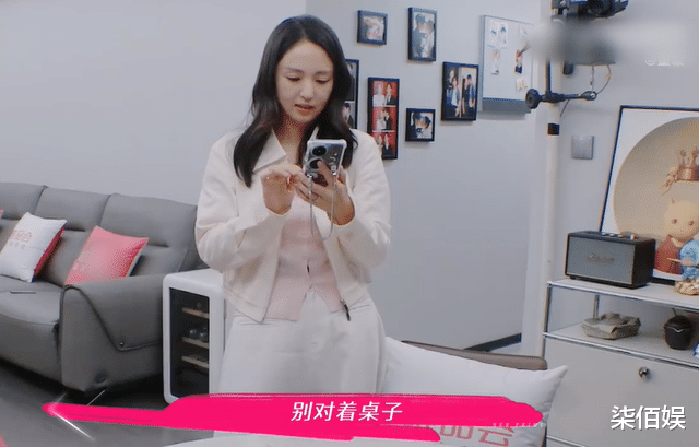 董璇新婚爱巢曝光，墙上挂满结婚照，张维伊搂着老婆亲吻好黏人