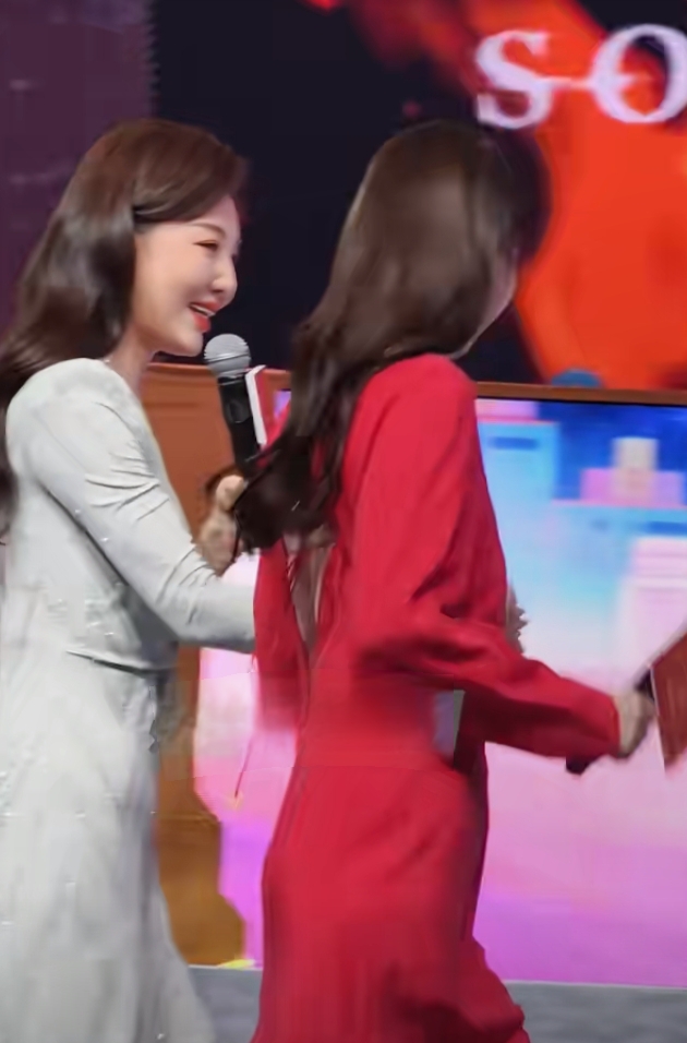 高圆圆一袭红裙亮相活动，45岁的气质优雅到骨子里，这状态绝了