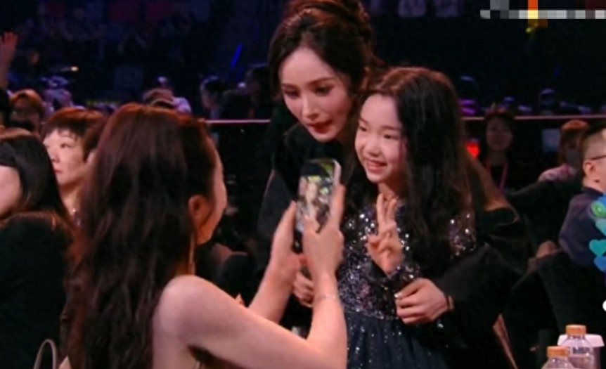 杨幂搂着小酒窝在爱奇艺尖叫之夜合照，一脸自己人的皱眉絮絮叨叨