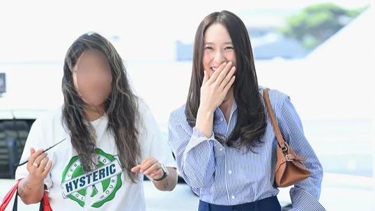 郑秀晶高跟鞋卡进下水道盖板，对镜头大方调侃“都被拍到了”