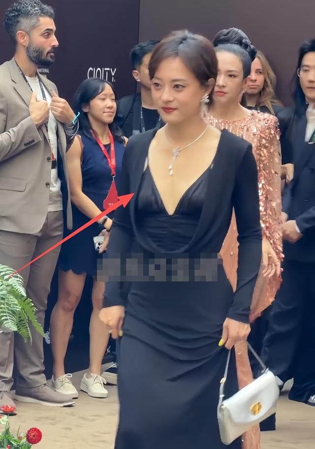 43岁孙俪和46岁章子怡同框，一个脸肿一个瘪嘴，皮相骨相差别明显