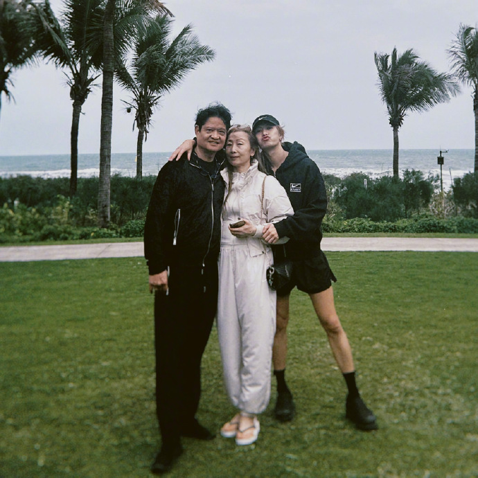 王嘉尔晒出全家福，爸妈颜值和时尚感直接拉满！