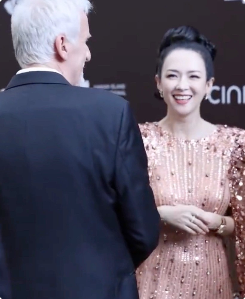 别笑章子怡“献媚”，她那套顶级人情世故，才是娱乐圈的生存教科书