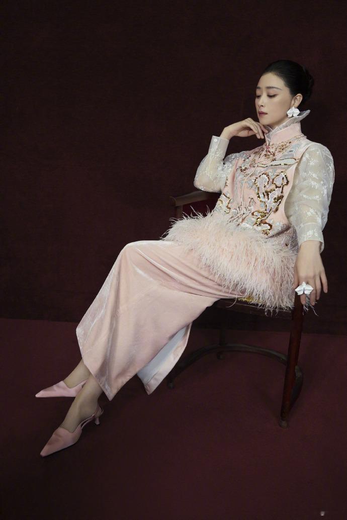 42岁蒋欣晒近照,穿粉色旗袍又瘦又养眼,小v脸美得过分