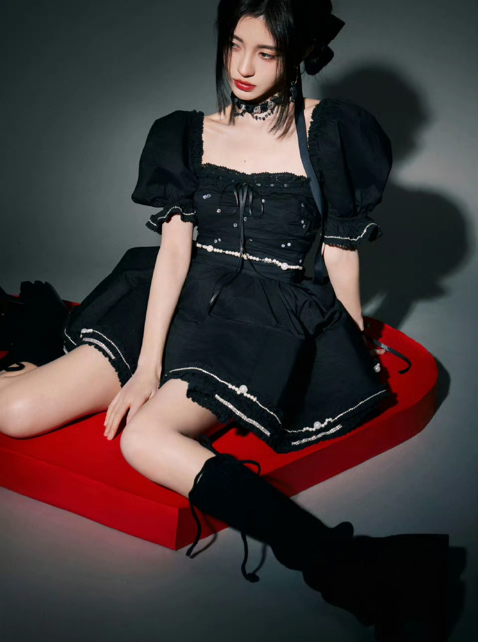 谁准她这么穿？鞠婧祎一身黑美到犯规，好身材藏都藏不住