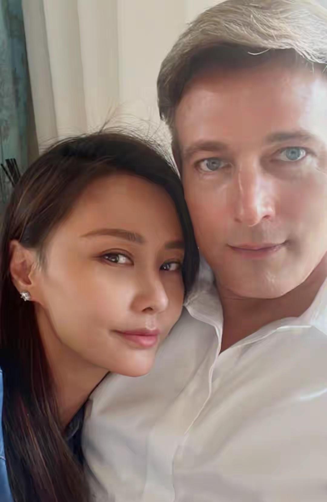 马雅舒上海被偶遇，12岁女儿长腿抢镜，50岁老公颜值吊打小鲜肉