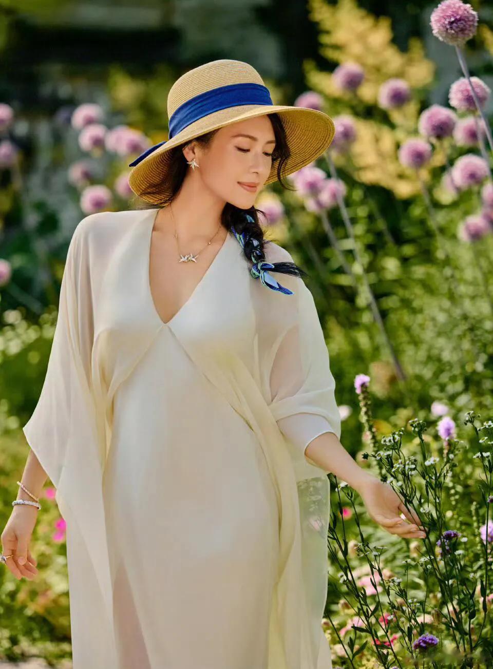 章子怡赤脚逛花园,她用丝巾扎麻花辫很清纯,她的面相变温柔了!