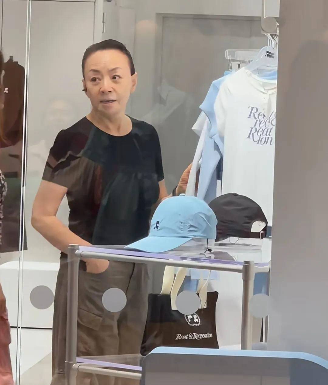 宋丹丹全家人在三里屯逛街,她和儿媳穿同款衣服,婆媳俩非常亲近