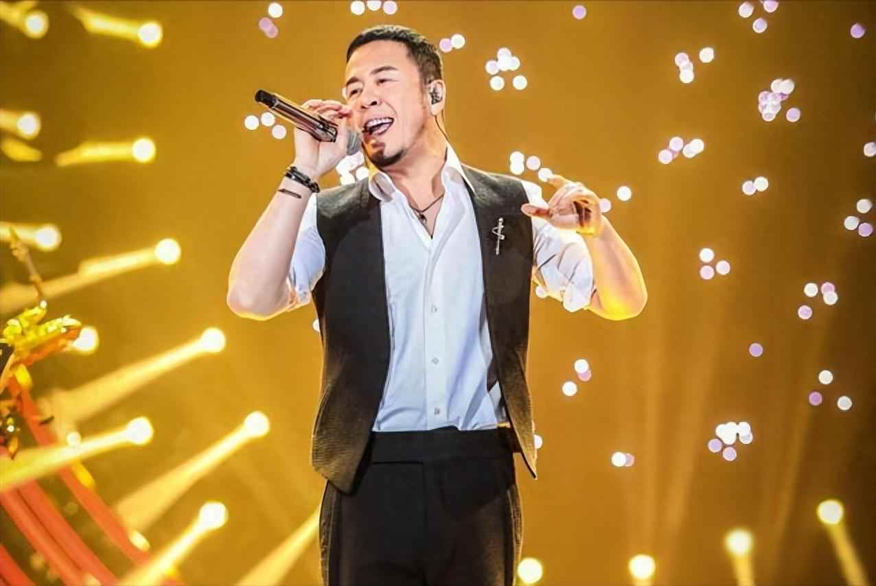 杨坤演唱会空座如山,怒斥观众后沉默,时代已不等老歌手