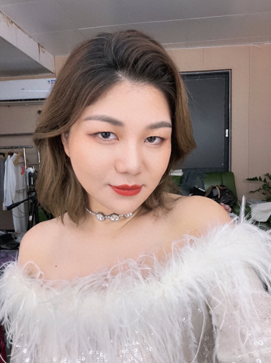 杨天真晒圣诞照！穿粉色羽毛流苏小香风显臃肿，叹放假比上学还累