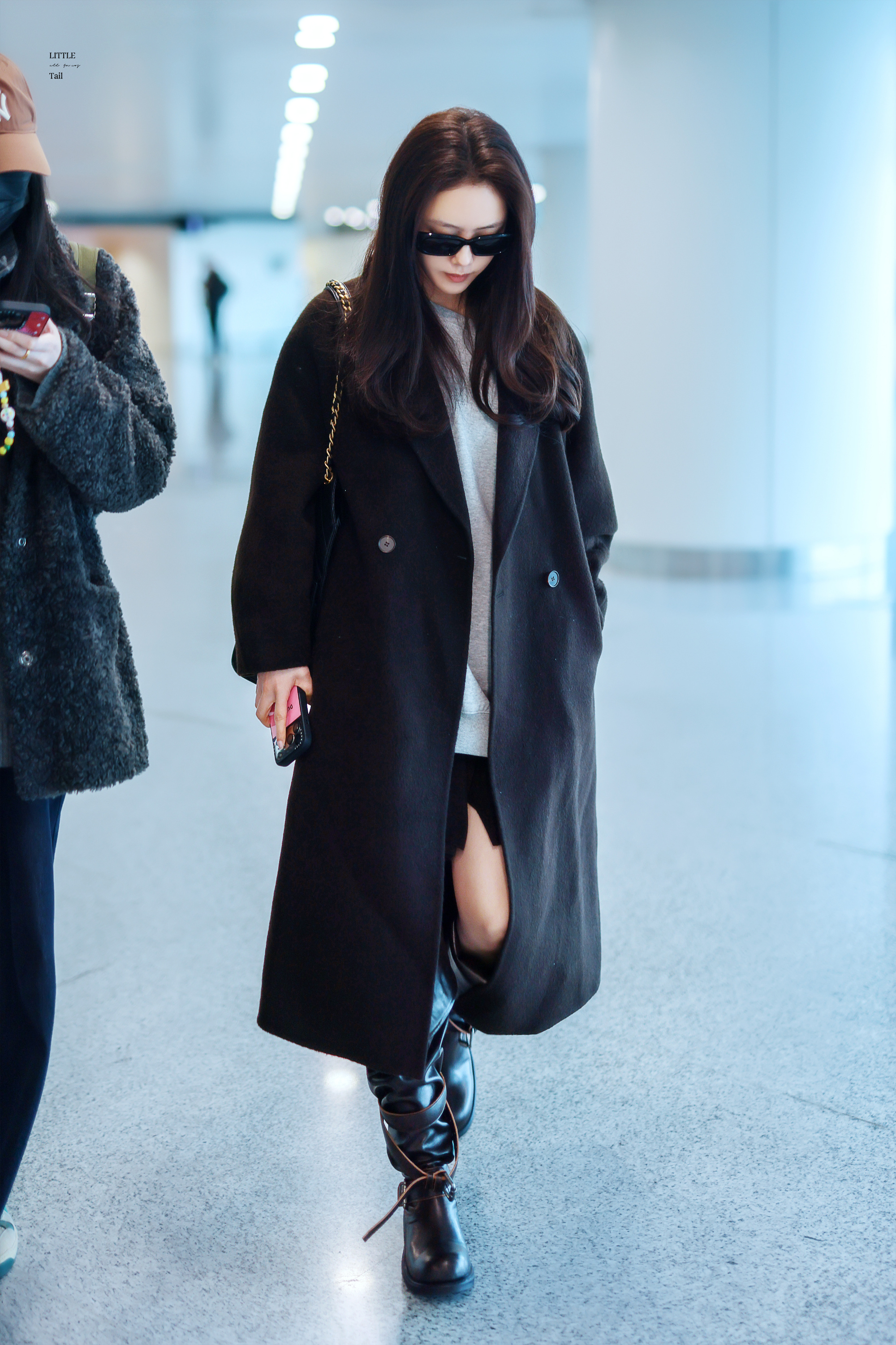 太美了！蔡文静现身机场，穿着大衣短裙靴子好飒，皮肤是真好呀！