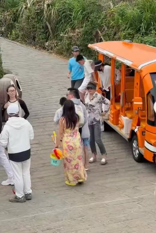 章子怡带全家游三亚！醒醒长胖了不少，儿子超帅，侄子有180高