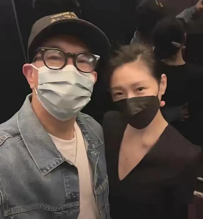 具俊晔顾头不顾尾，墓地“摆摊”凹人设，不小心曝光大S寒酸一面