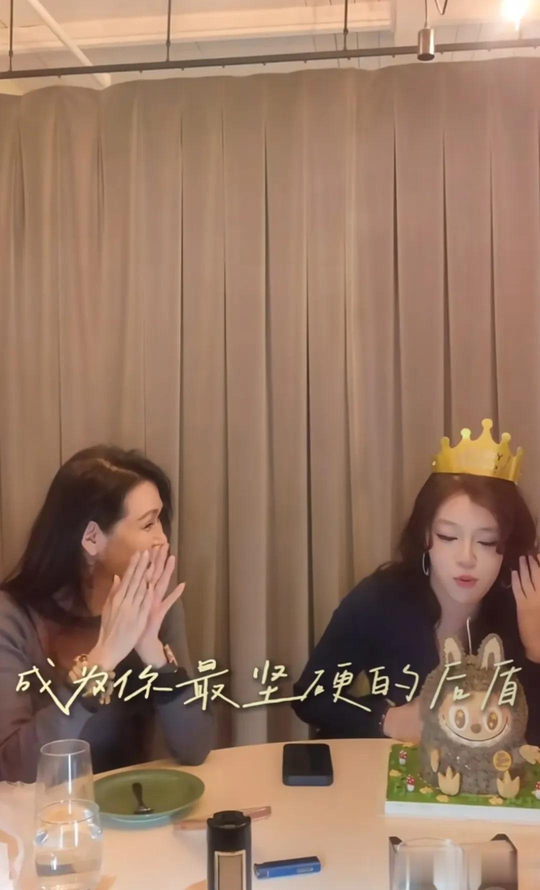 43岁于明加给女儿庆生，女儿比妈还美，嫁高管老公生俩女被宠成宝